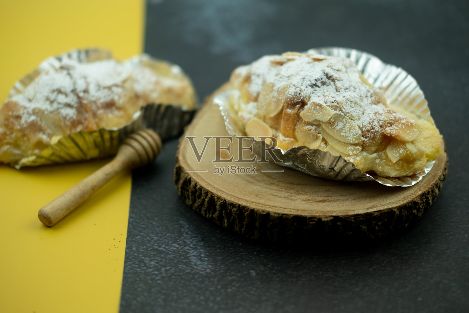 用杏仁片和糖粉制作美味的杏仁羊角面包照片摄影图片