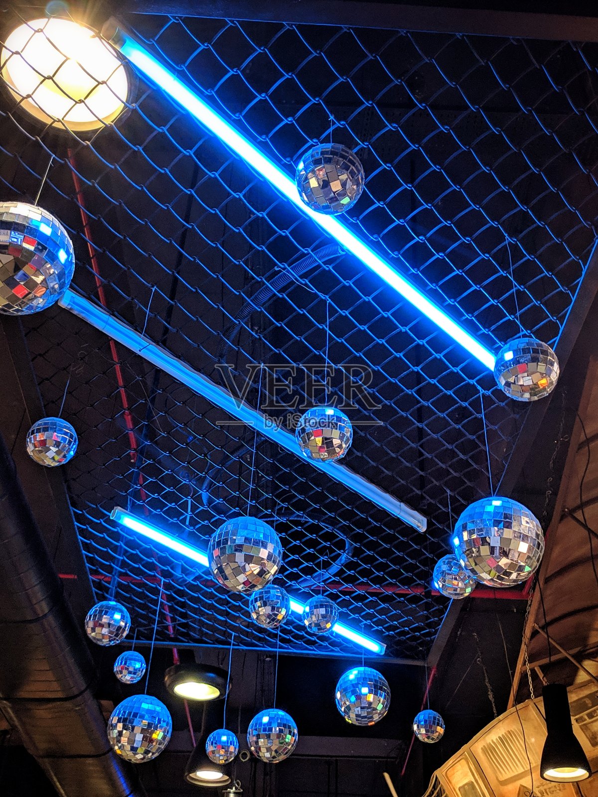 全套室内家具公寓在现代公寓与天井,餐厅在现代风格与纹理的墙壁和拼花。有灰色的沙发与桌子,装饰物品,天花板上有圆形的轻球几何结构照片摄影图片