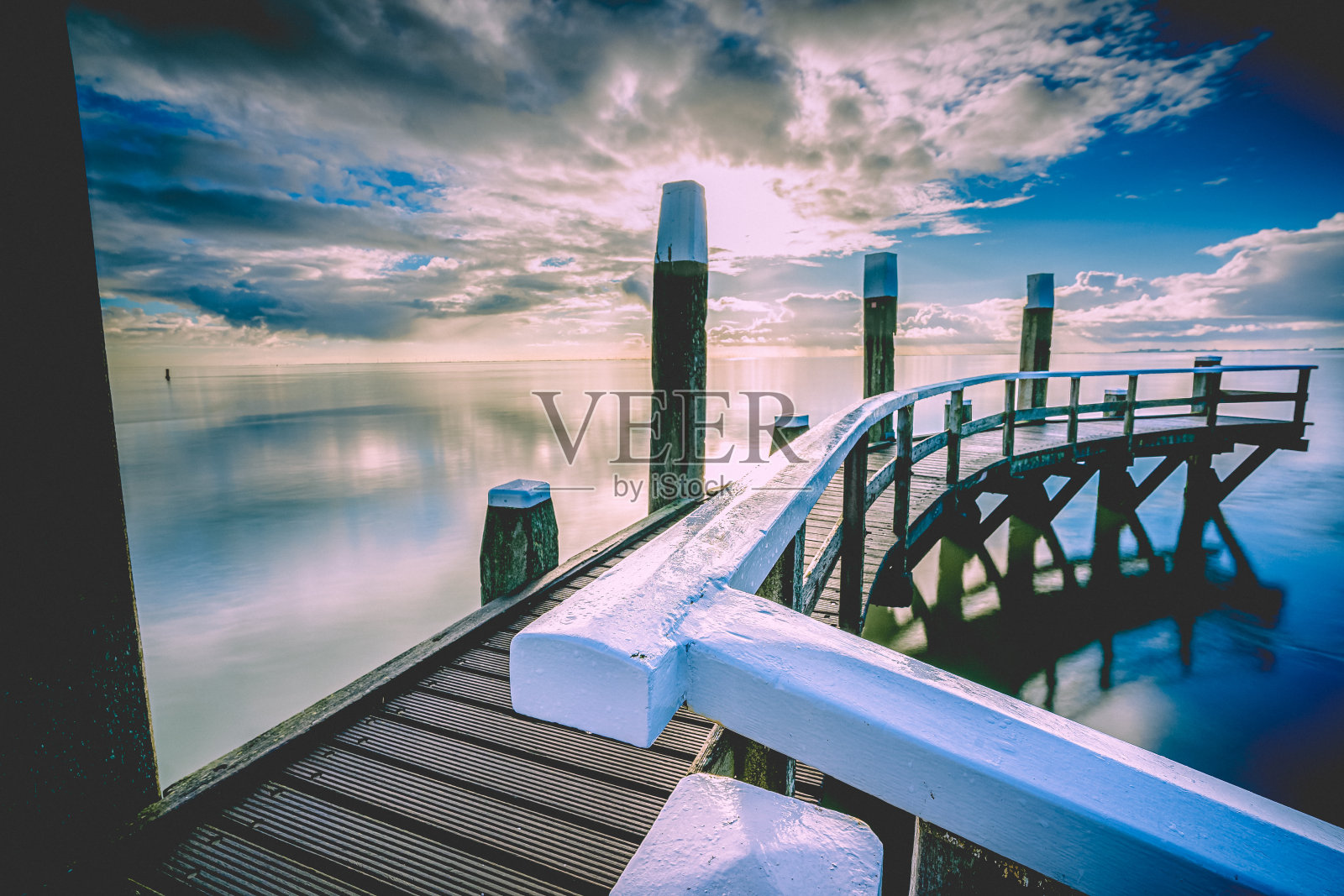 在海港的木制系泊码头,可以看到荷兰瓦登海照片摄影图片