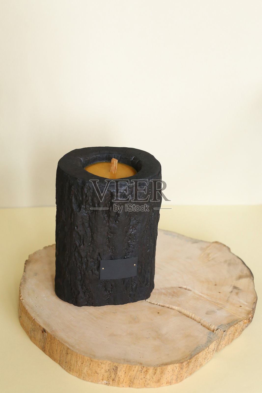 木制烛台乡村室内中心与蜡烛在一个舒适的谷仓设置照片摄影图片