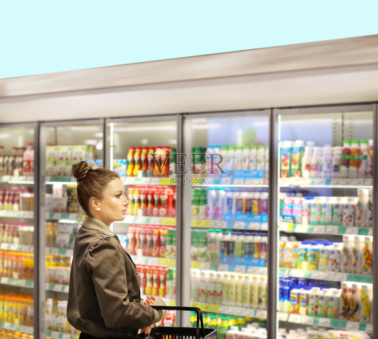 从超市冰箱里挑选冷冻食品的女人照片摄影图片