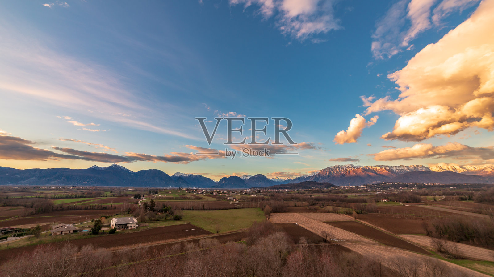 意大利弗里利-威尼斯-朱利亚的乡村冬日缤纷的日落照片摄影图片