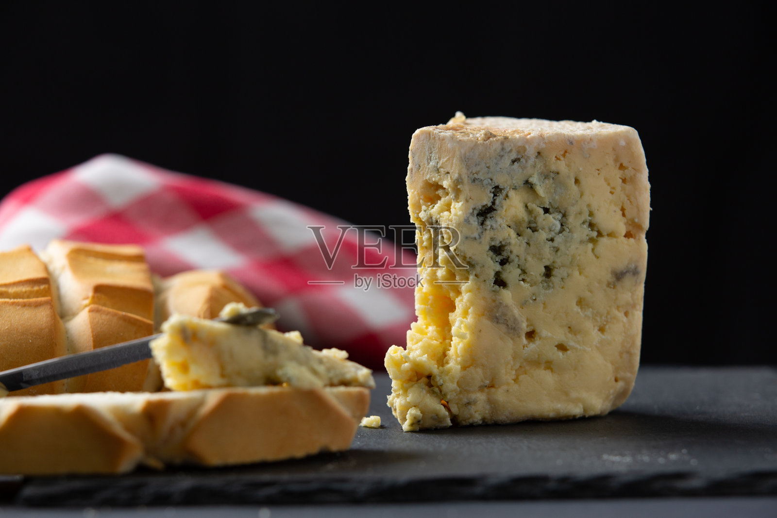 派康奶酪或特雷维索奶酪。典型的坎塔布里安奶酪产于欧洲的Picos de Europa。照片摄影图片