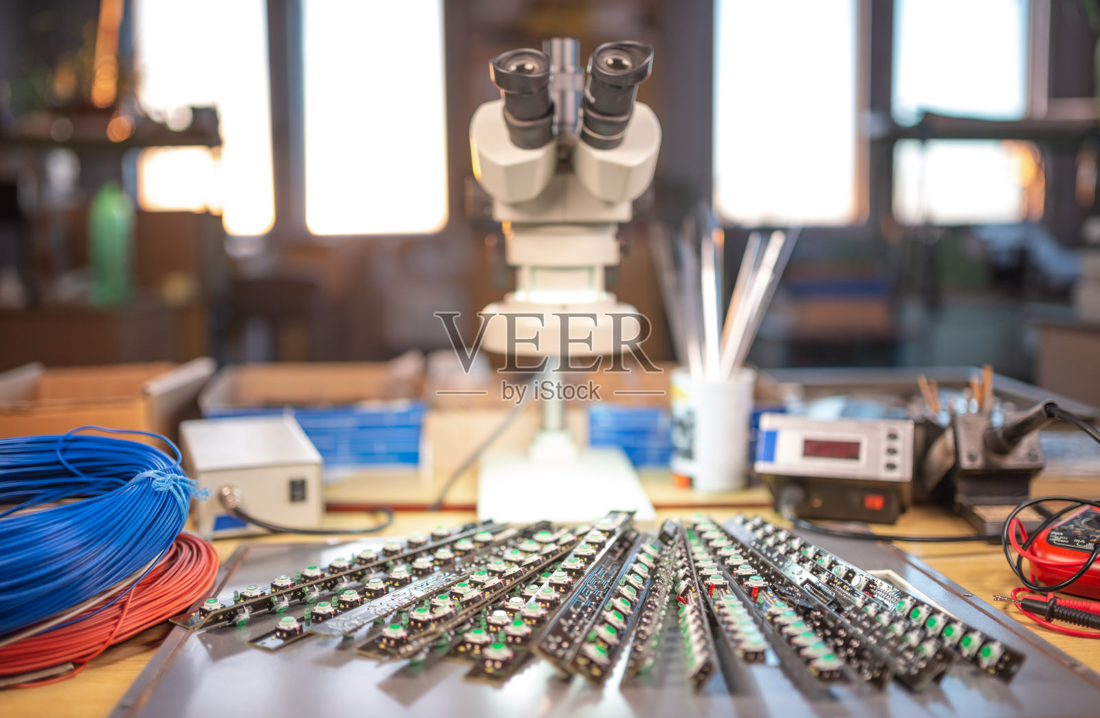 现代显微镜、面板LED灯指示器正在生产中照片摄影图片