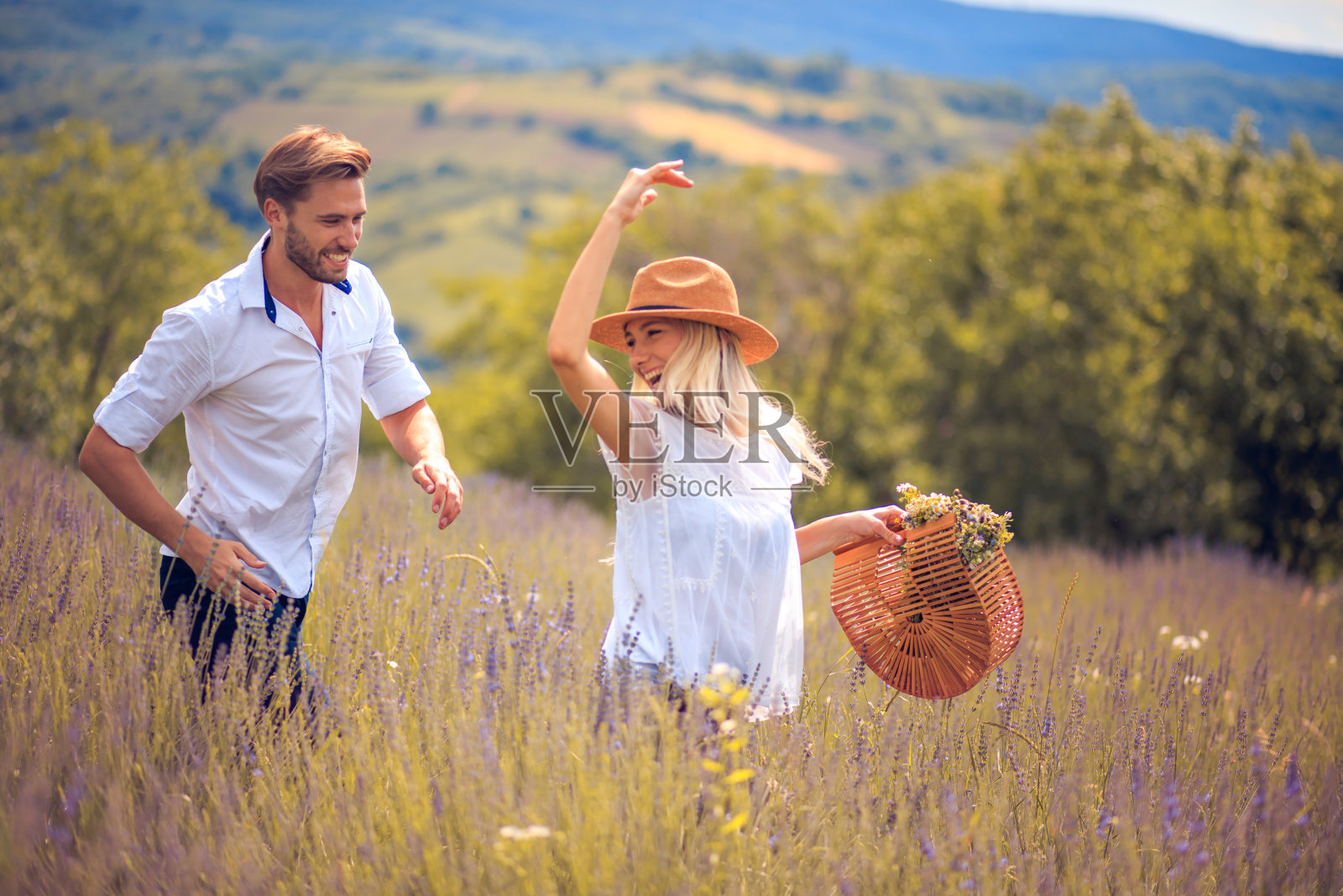 幸福的夫妇在薰衣草田。照片摄影图片