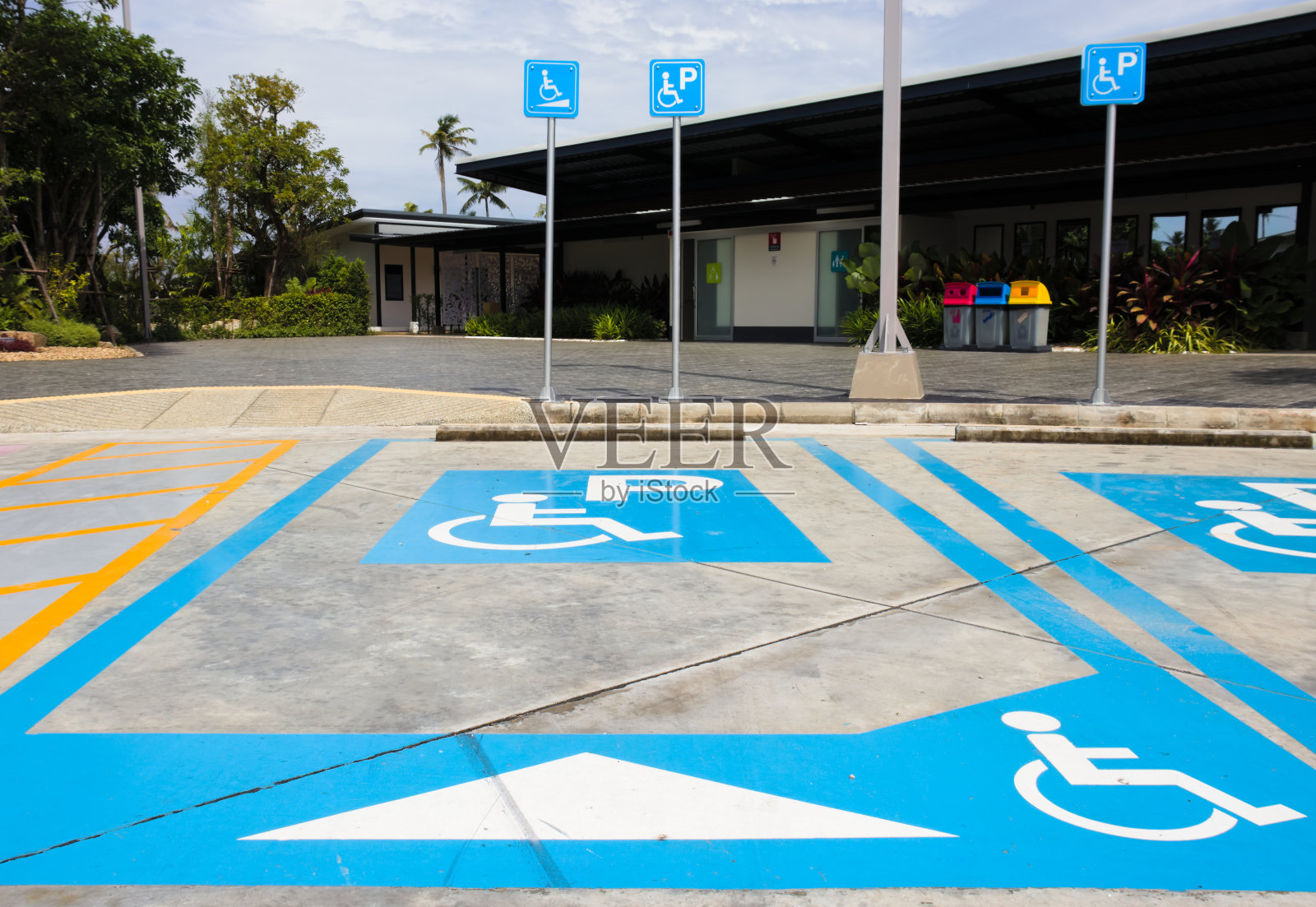 残疾人专用停车场。照片摄影图片