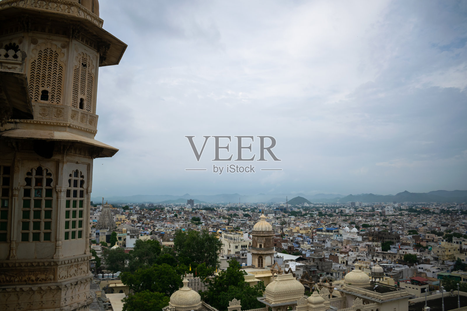 在雨季的雨天,乌代普尔市的美丽景色照片摄影图片