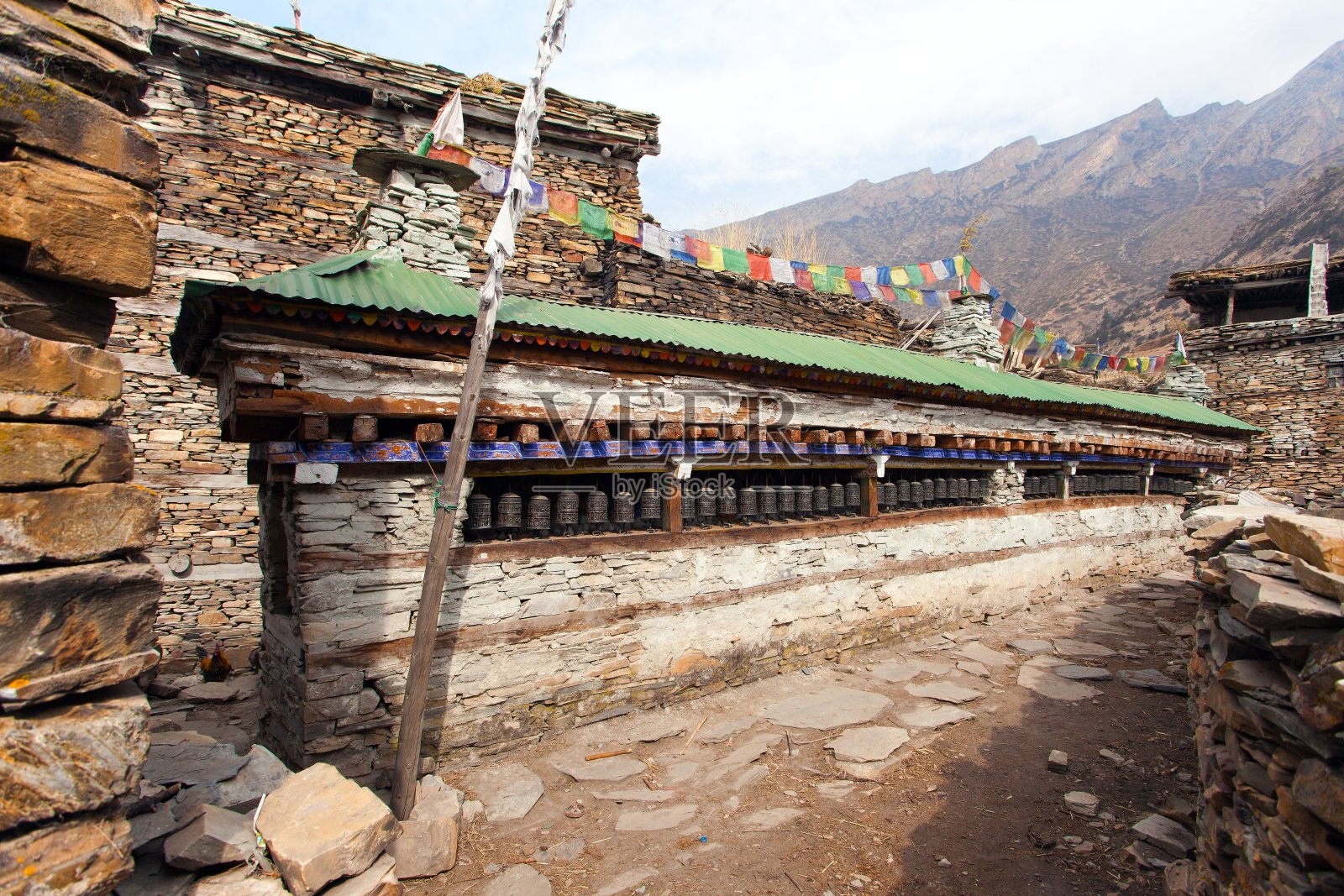 佛教的祷文很多墙上都有转经轮照片摄影图片