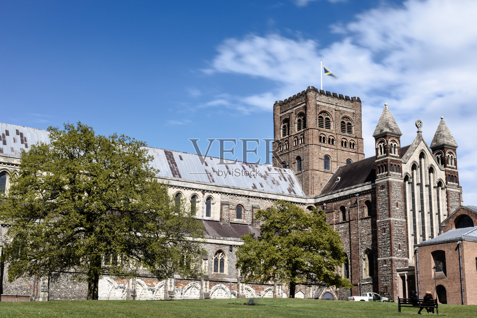 从Verulamium公园可以看到市中心的圣奥尔本大教堂照片摄影图片