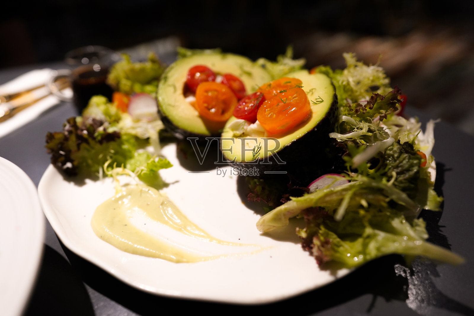 健康的牛油果绿色沙拉照片摄影图片