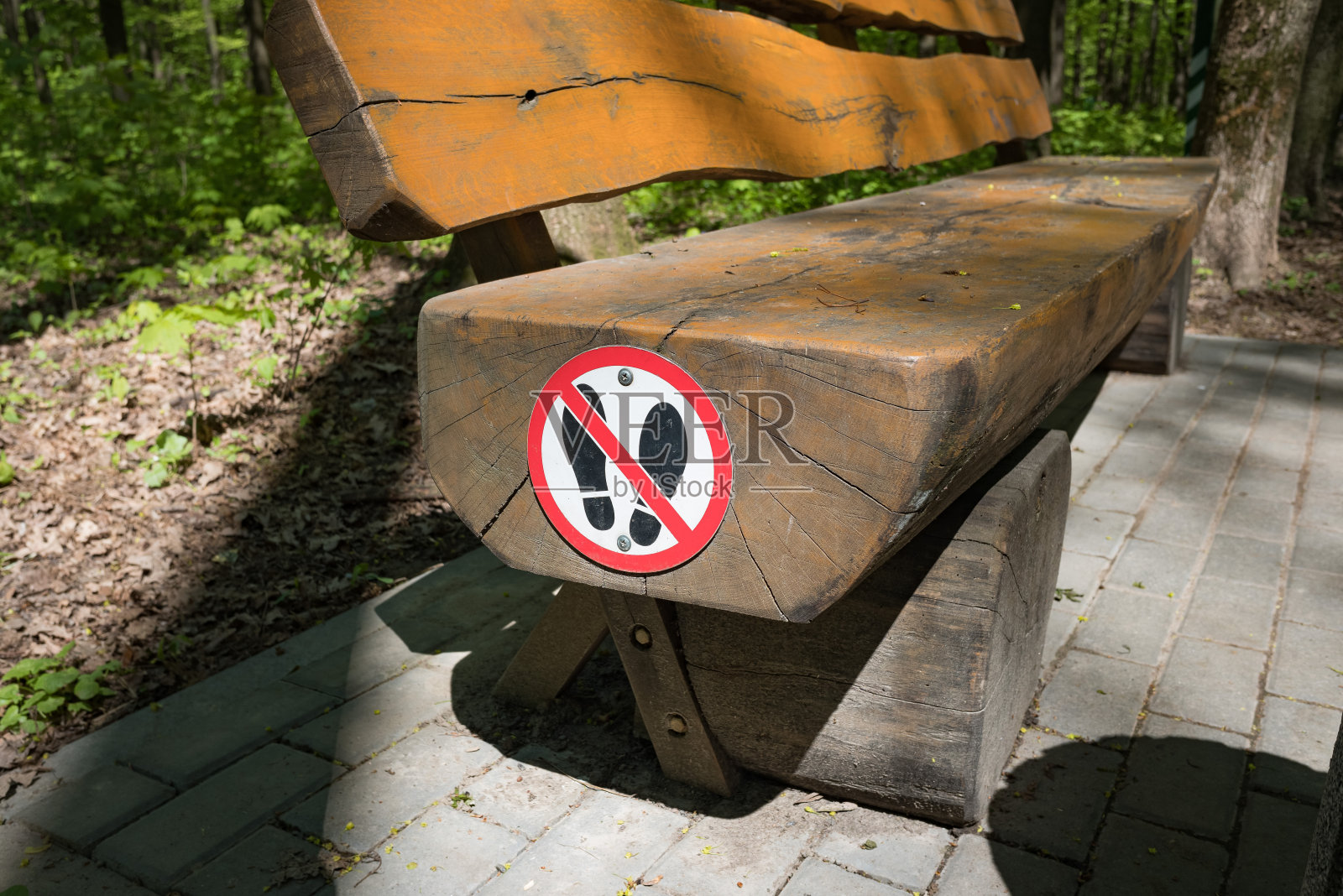 不要踩在长凳上。照片摄影图片