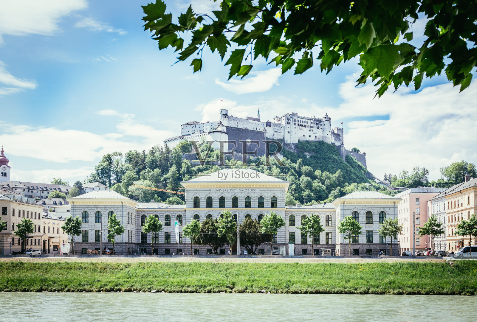 萨尔茨堡夏季:萨尔扎克绿草和历史街区的全景城市景观照片摄影图片