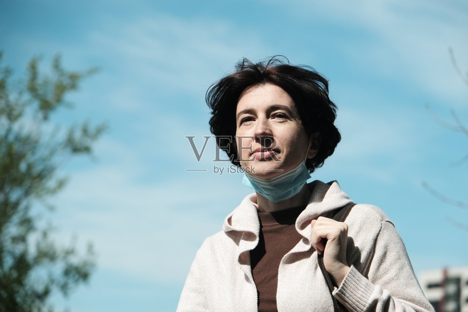 在城市街道上行走的成熟女人的腰上肖像照片摄影图片