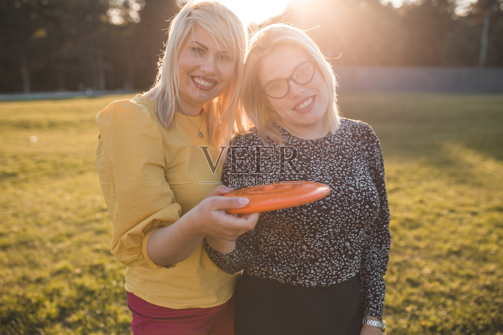 两个好朋友在公园里扔飞盘照片摄影图片
