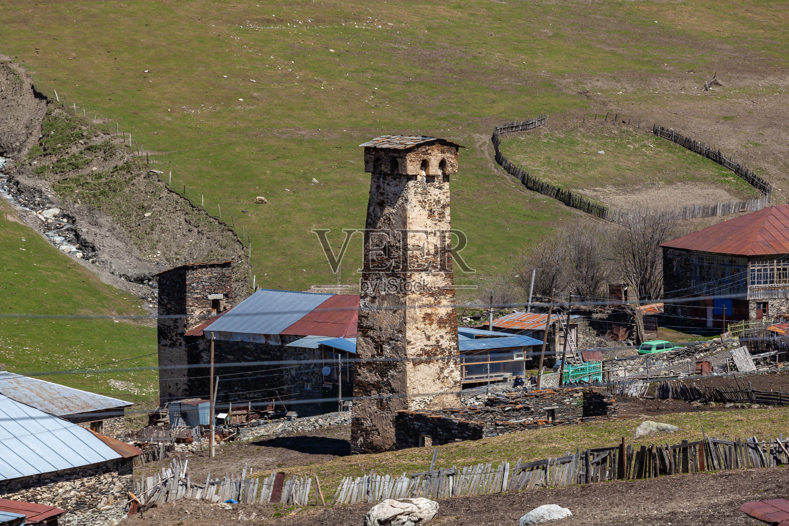 格鲁吉亚乌什古里的石塔和老房子照片摄影图片