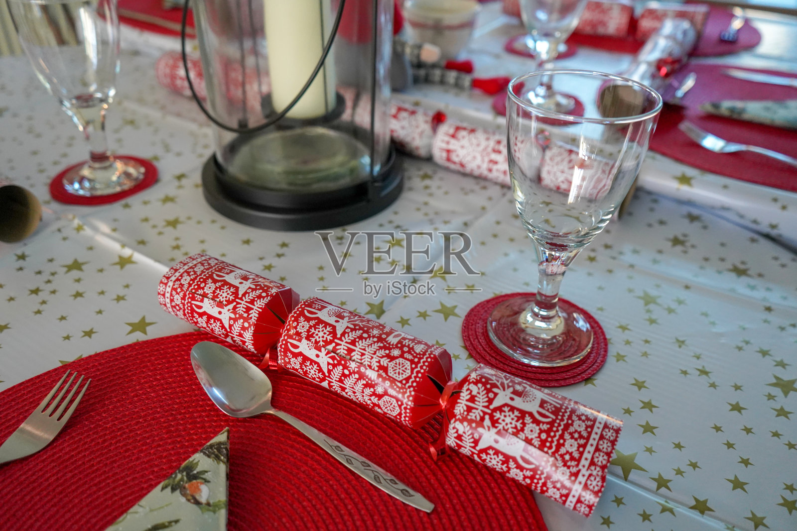 摆好圣诞餐桌餐具照片摄影图片