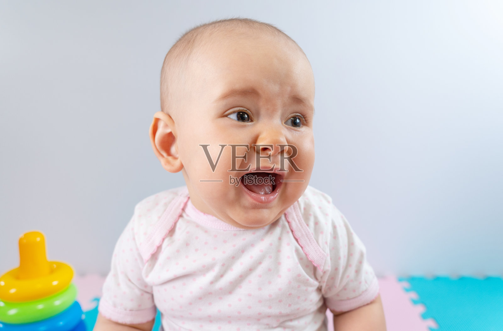 新生儿的尖叫声引起了父母的注意照片摄影图片