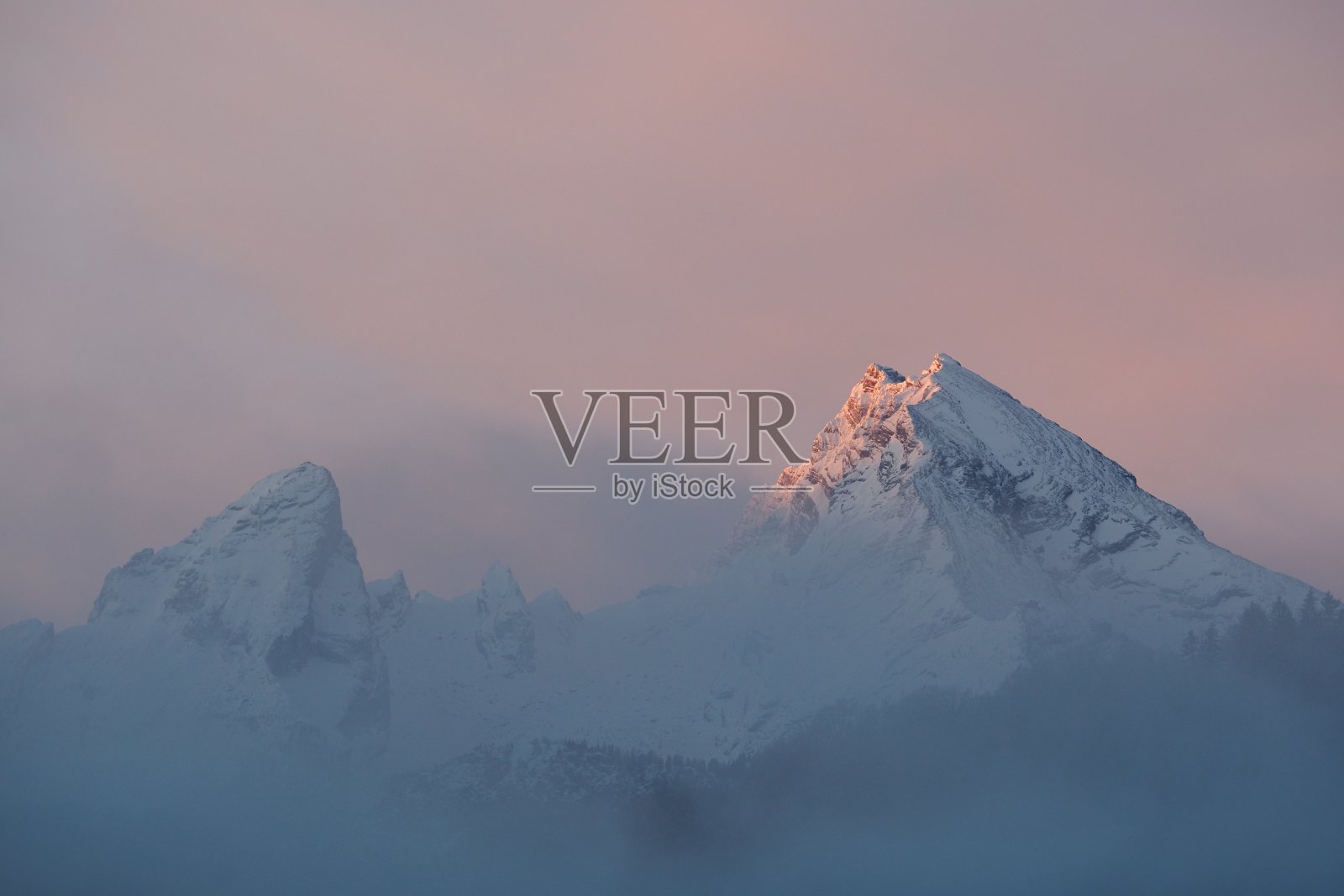 冬天日出的瓦茨曼山脉,巴伐利亚阿尔卑斯山脉照片摄影图片