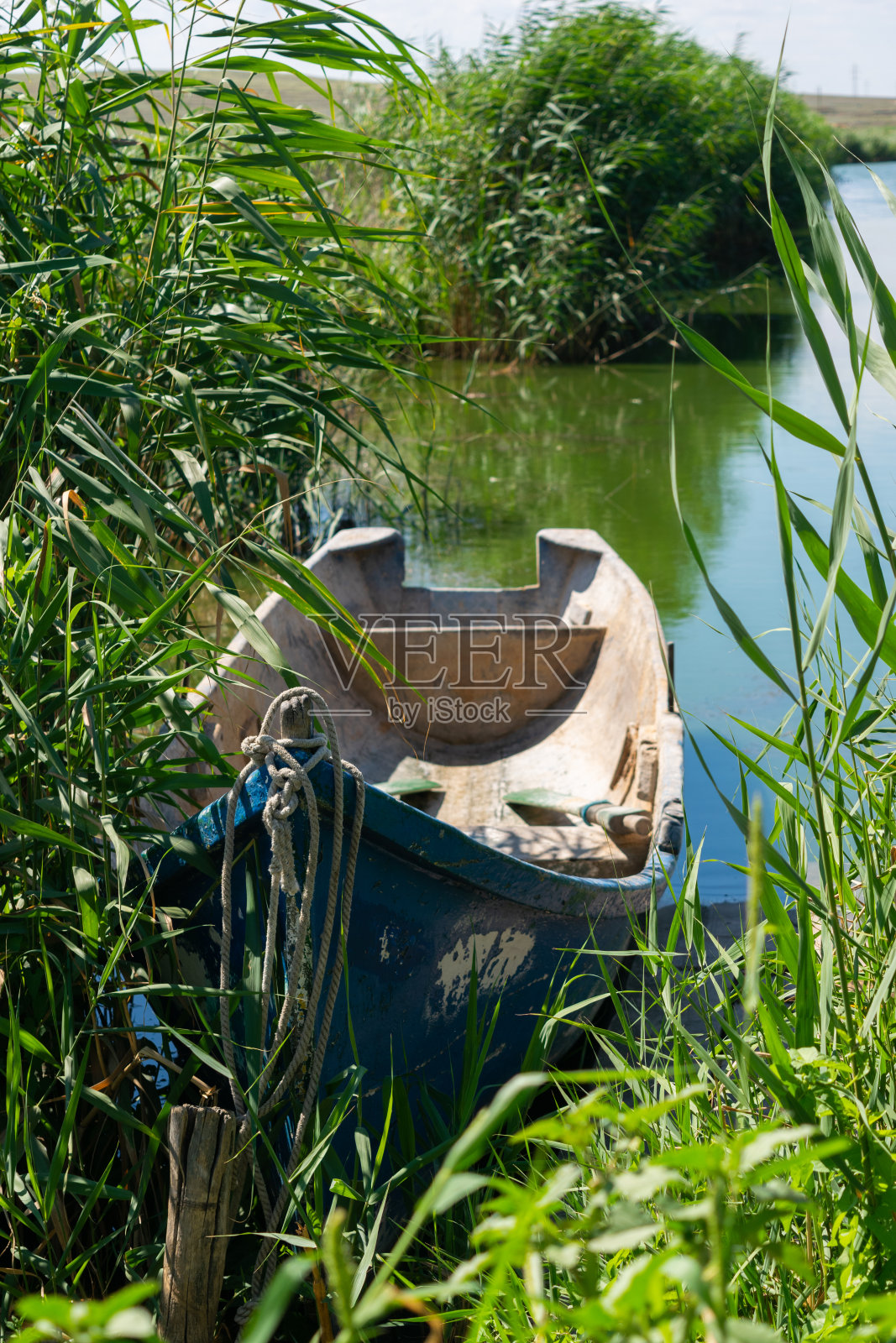 抛锚的风化的旧木船照片摄影图片