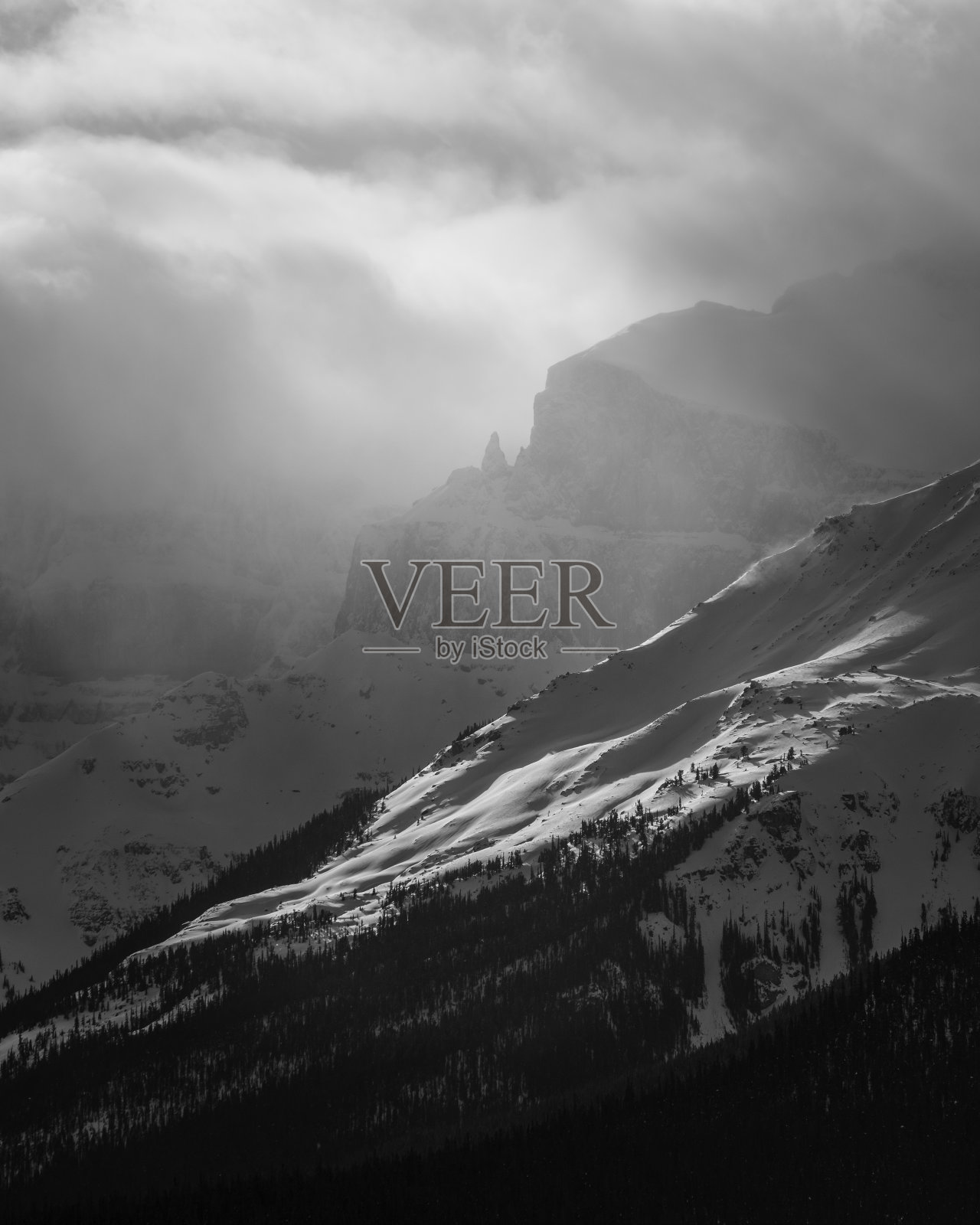 加拿大落基山脉冬季的阳光照片摄影图片