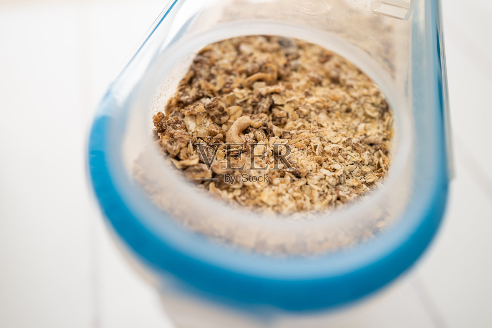 塑料桶内的麦片早餐麦片抽象视图照片摄影图片