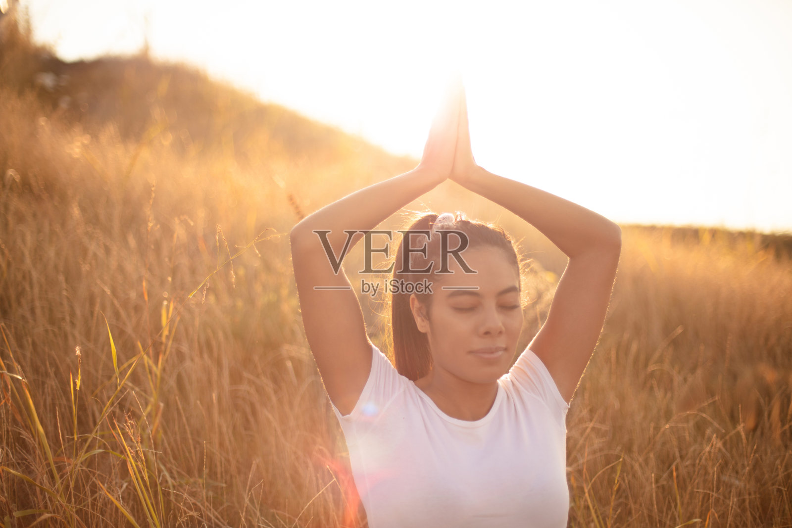 冥想女人做放松练习。照片摄影图片