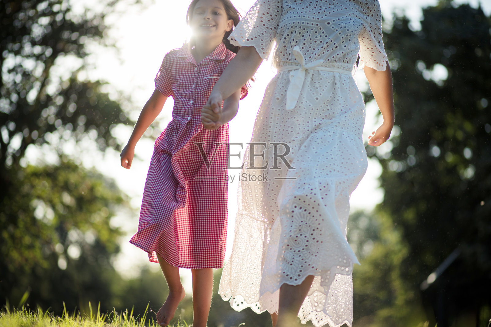 母亲和女儿在大自然中玩耍。照片摄影图片