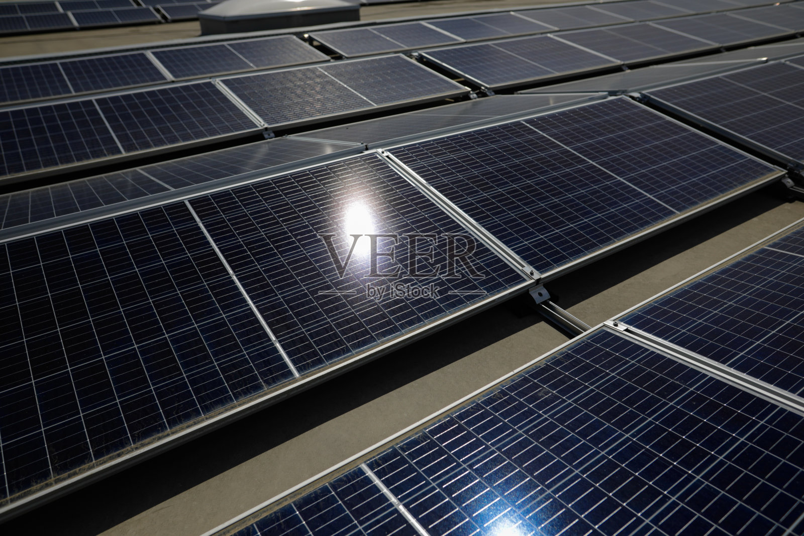 大型超市屋顶上的工业太阳能电池板。照片摄影图片