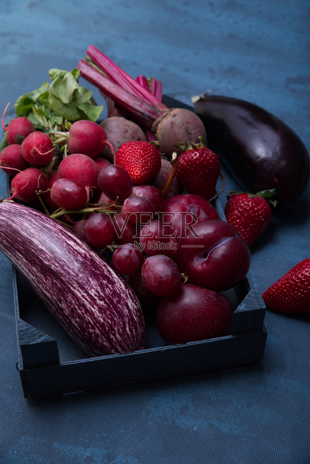 新鲜蔬菜和水果的红色调。照片摄影图片