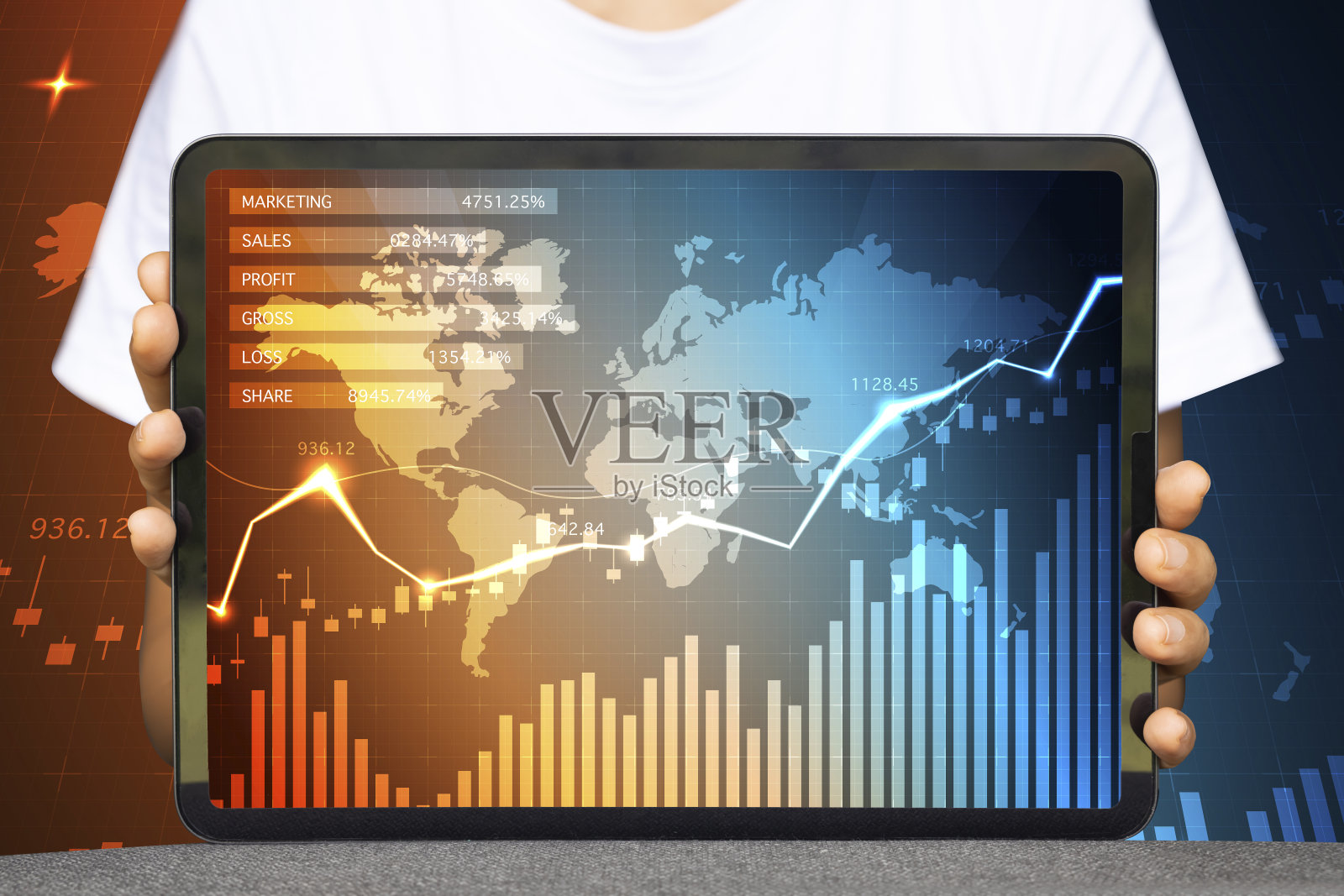 商人的手握平板电脑的特写显示股票市场的统计数据获得利润和图表积极指标的增加。财务分析、统计。商业战略的概念。照片摄影图片