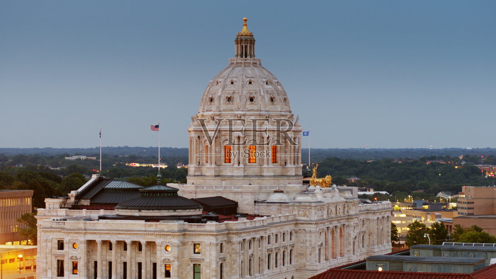 黎明时分,明尼苏达州国会大厦圆顶周围的无人机飞行照片摄影图片