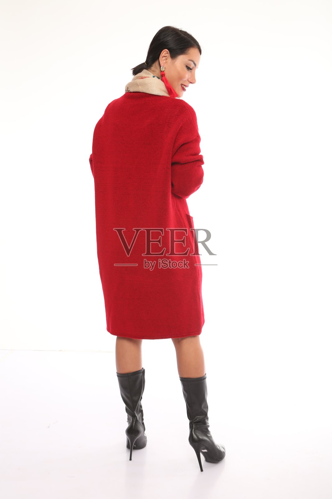 年轻女子在迷你裙与红色开襟提包照片摄影图片