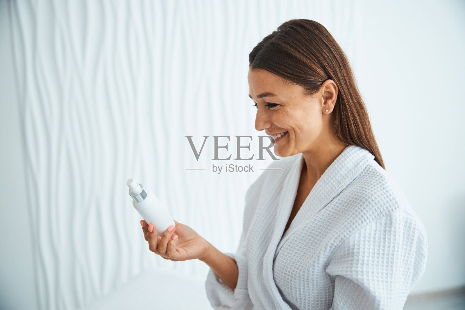 陶美容院的顾客正在观看一款新的化妆品照片摄影图片