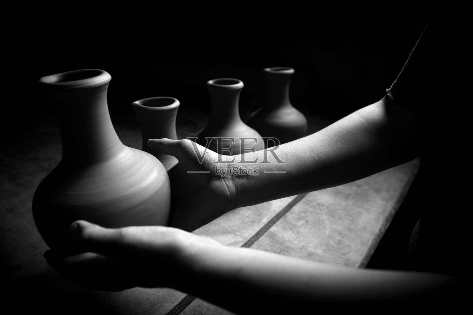 男人摆出他新做的陶罐照片摄影图片