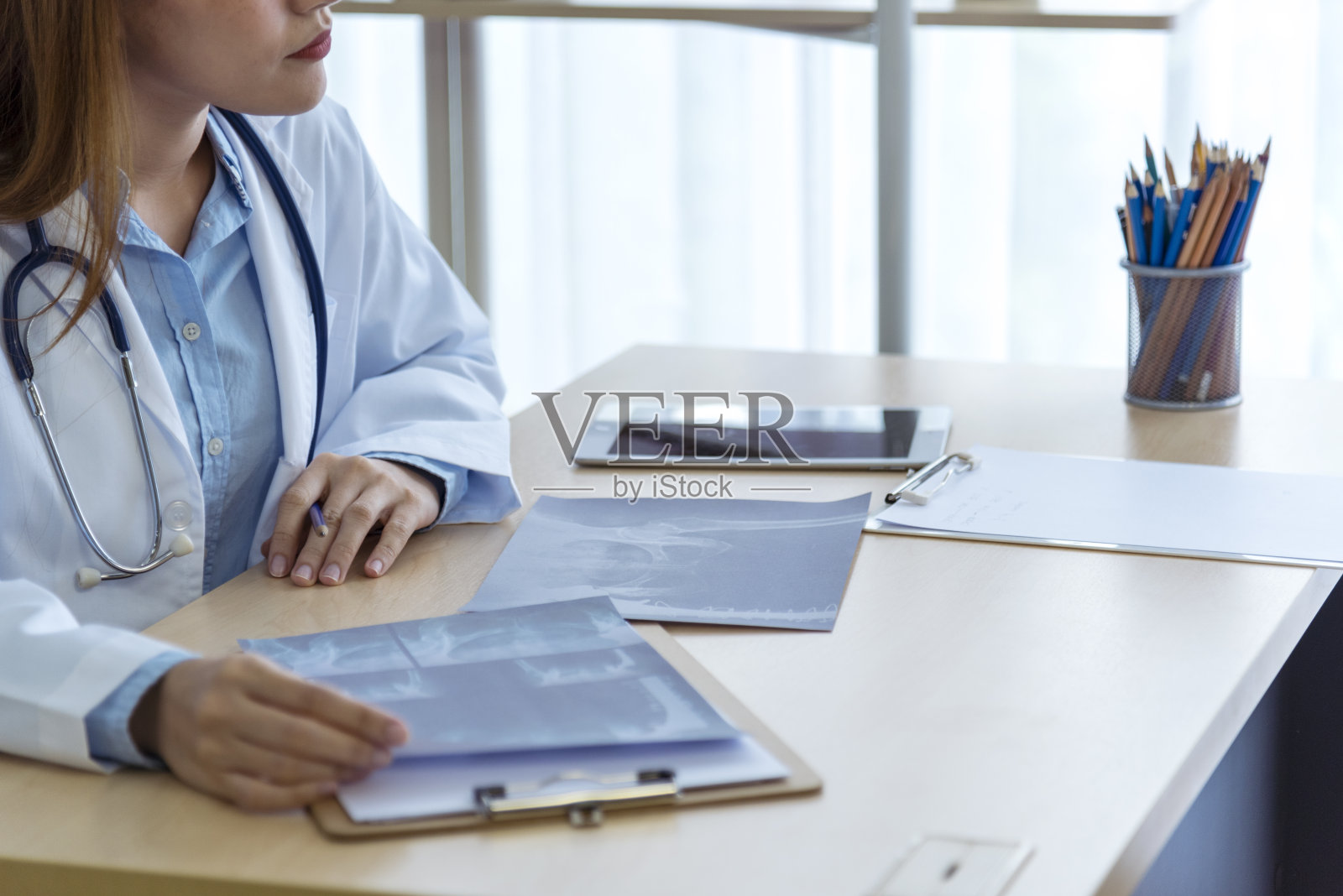 两位亚洲女医生讨论会诊室诊室看x光片咨询病人病情。亚洲医学实验室的年轻女性一起讨论医疗保健团队照片摄影图片