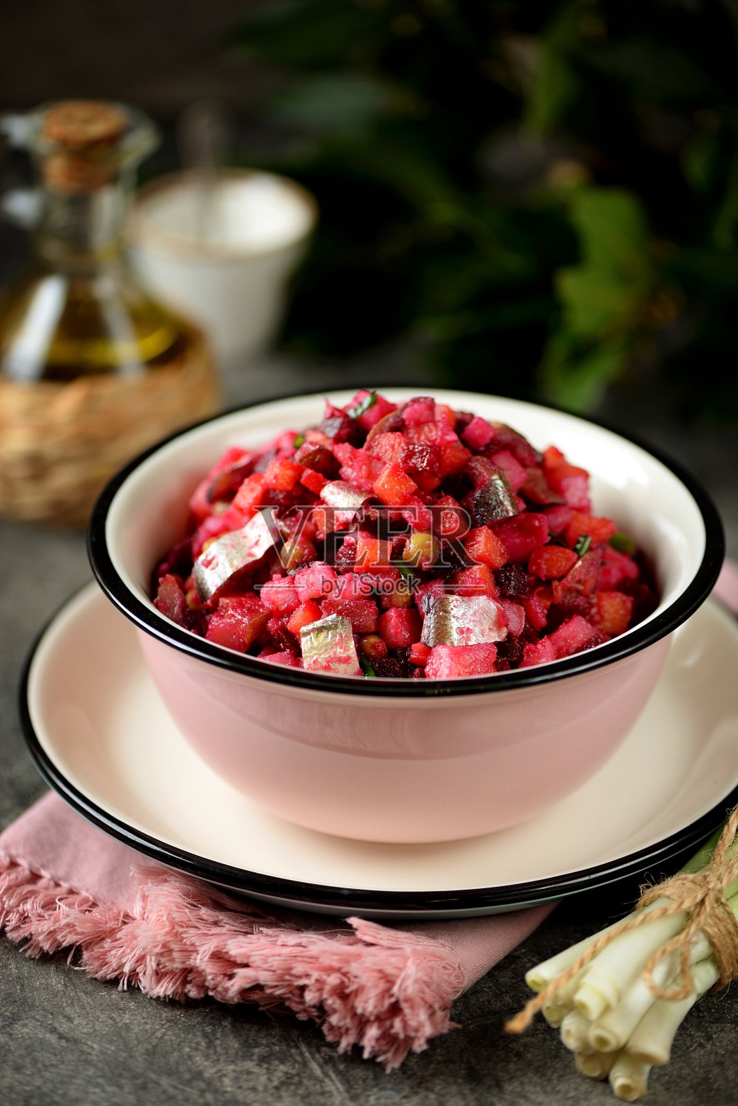 传统沙拉油醋汁,由咸鱼、甜菜、土豆、胡萝卜、泡菜、洋葱和植物油混合而成。照片摄影图片