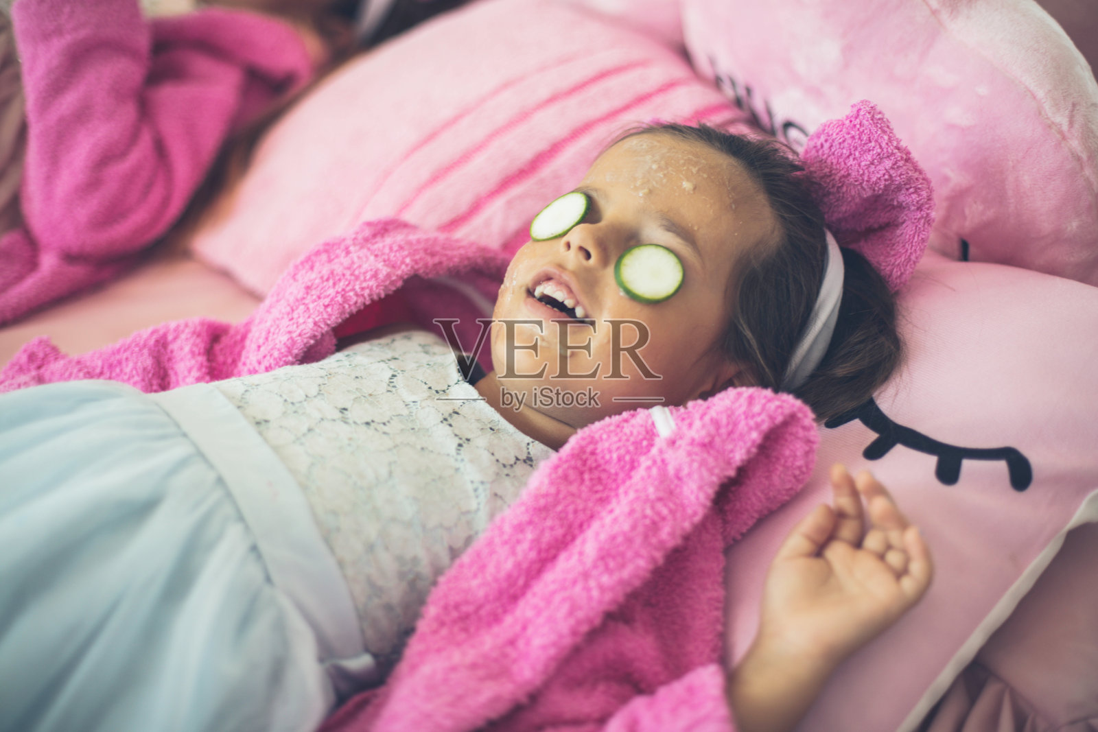 小女孩正在做面部治疗。照片摄影图片