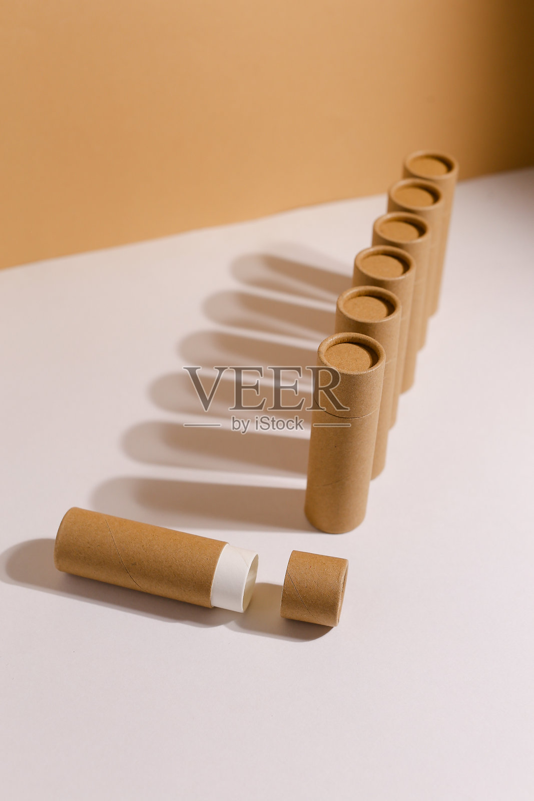 零浪费口红包装。纸做的唇膏管。空白标签模拟。文本复制空间照片摄影图片