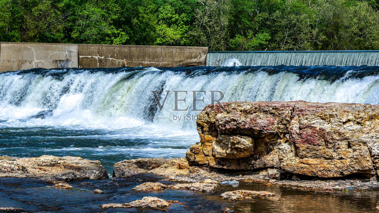 中西部夏日里的瀑布照片摄影图片