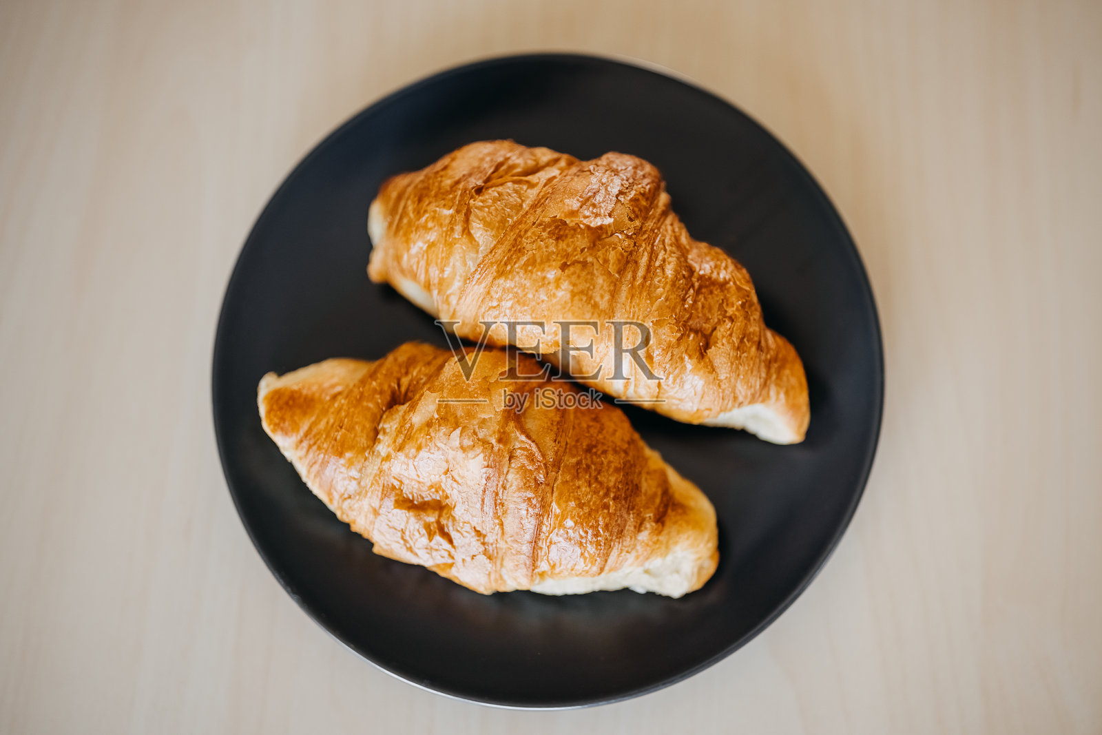 两个新鲜出炉的法式牛角面包加黄油照片摄影图片