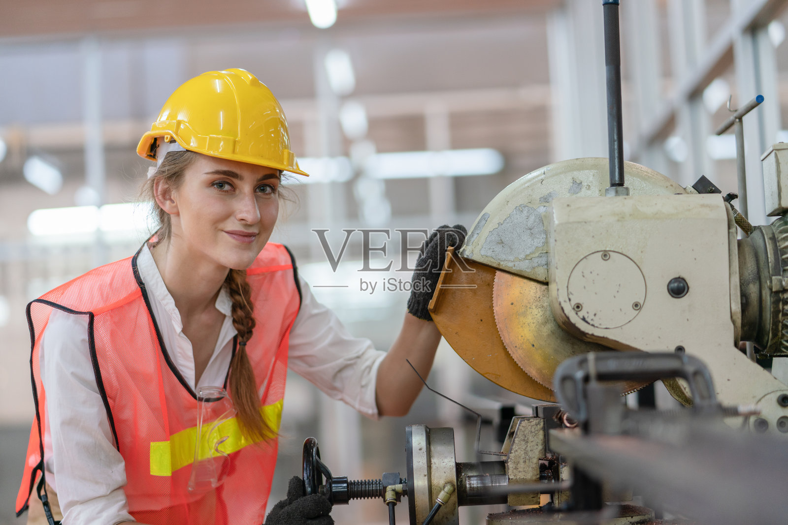 在工厂生产线上工作的女工的肖像工业照片摄影图片