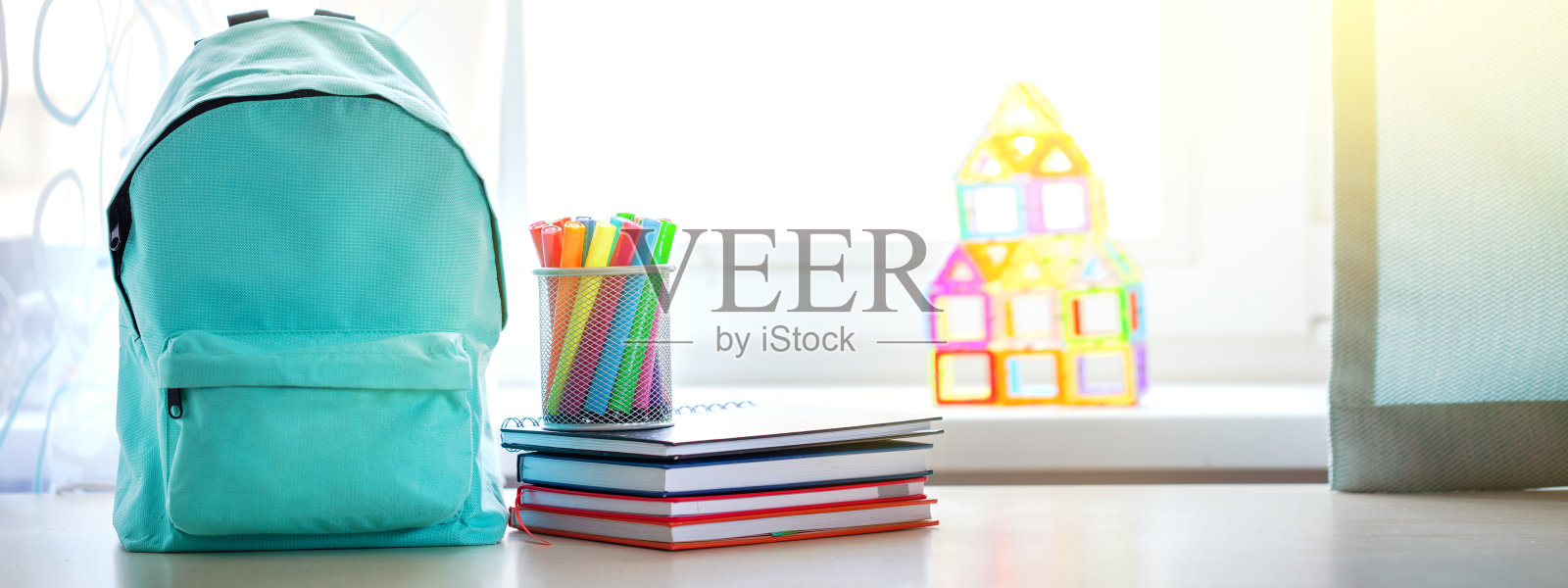横幅。概念回到学校。全绿松石学校背包和文具桌上。照片摄影图片