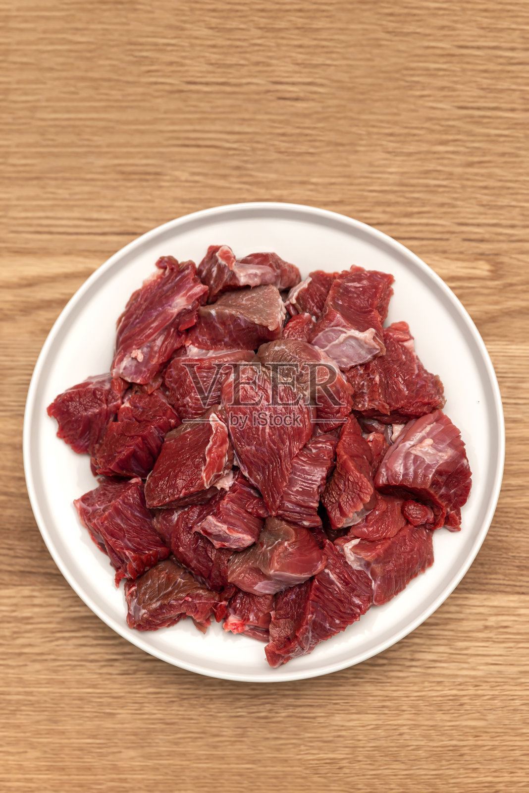 用大锅煮肉饭,真正的肉饭食谱。木质背景的肉饭配料。生肉放在木砧板上,切成块照片摄影图片