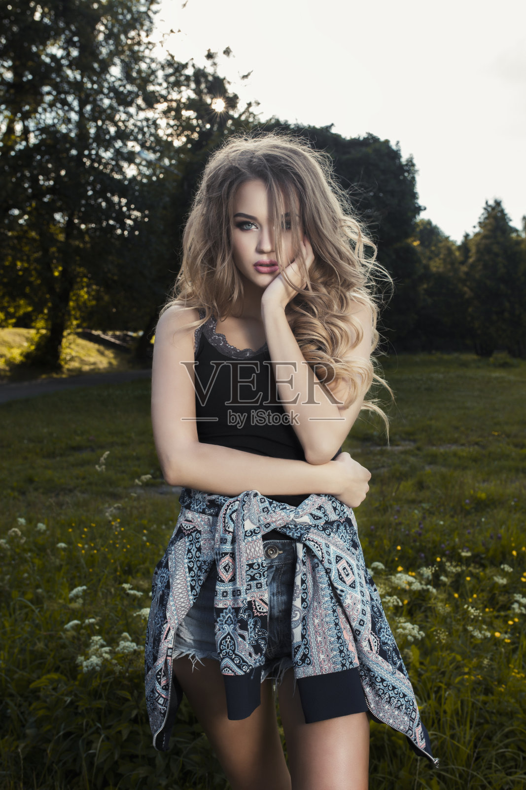 在一个阳光明媚的夏天,年轻的模特在公园里摆姿势照片摄影图片