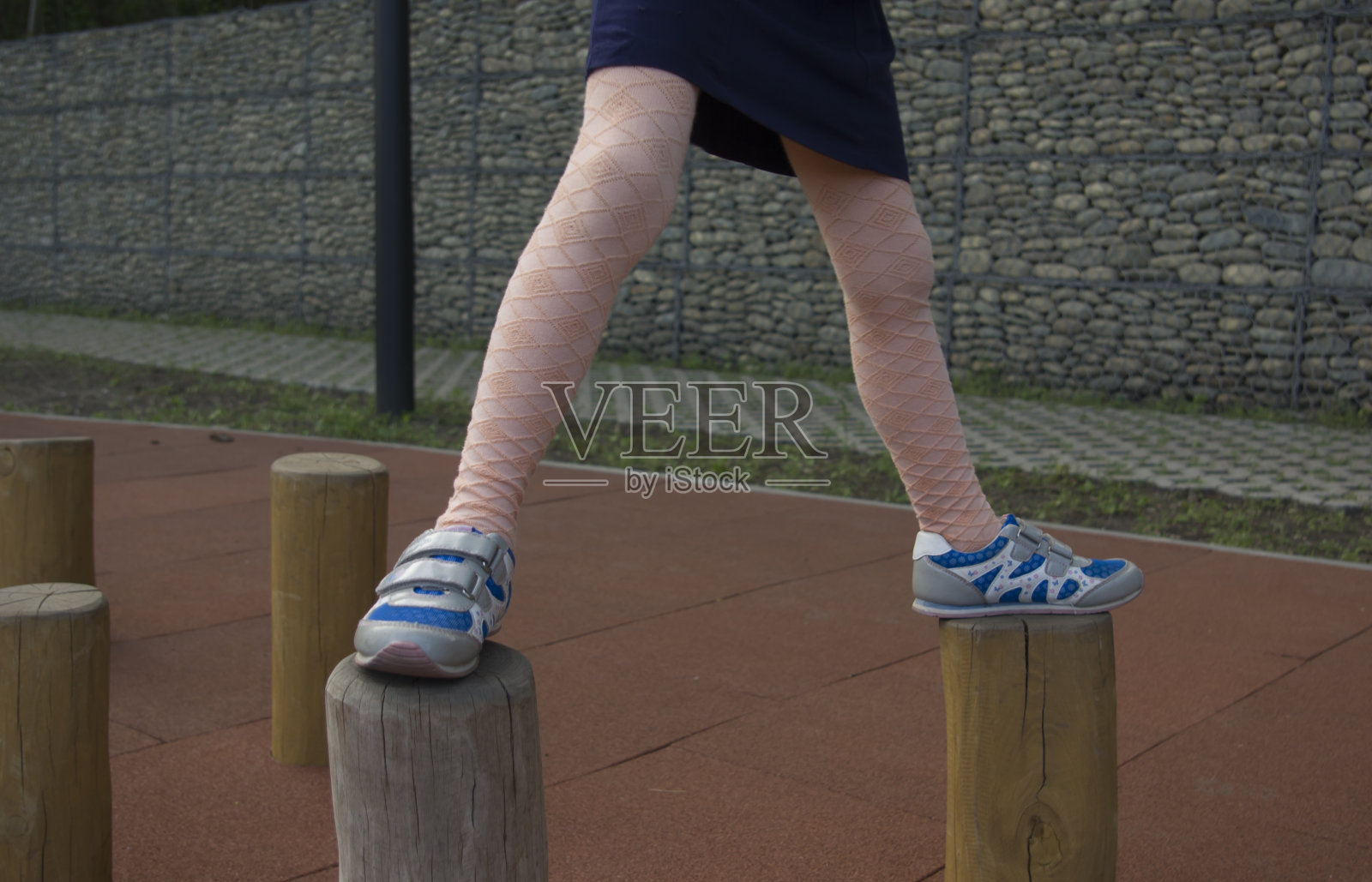 现代设计的大型木制操场上有长凳和秋千。孩子们在外面玩。这孩子过着积极的生活。照片摄影图片