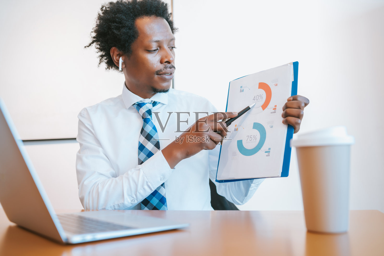 商人在视频通话。照片摄影图片