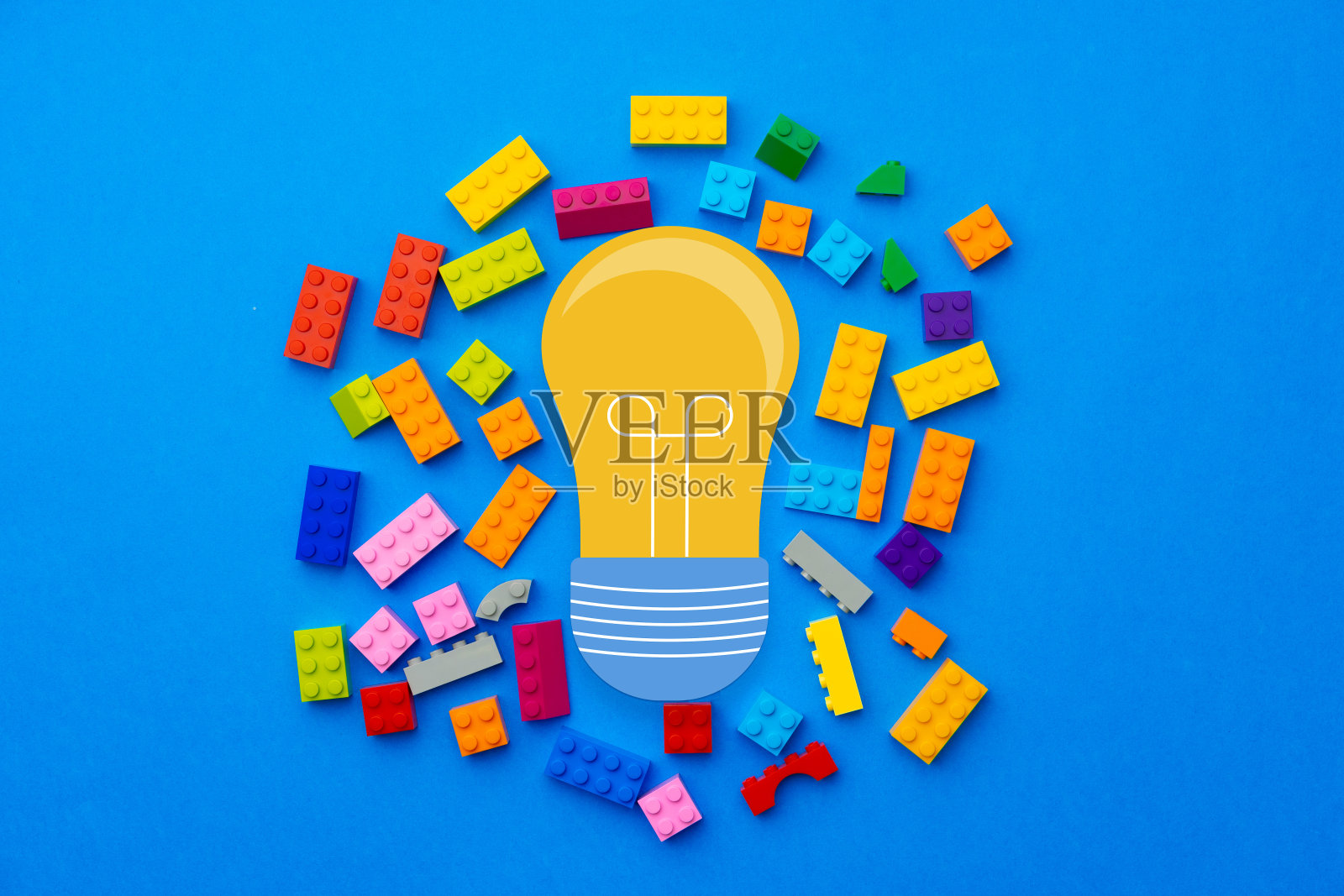 想法概念与灯泡和玩具构造细节照片摄影图片