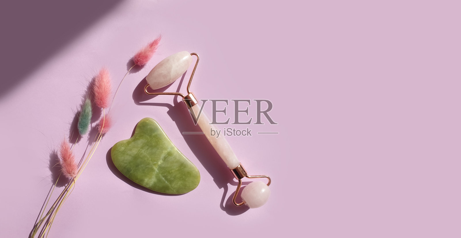 石英按摩辊,在彩色背景上照片摄影图片