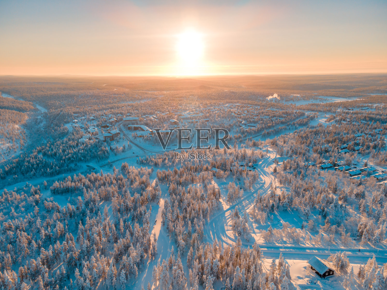 在芬兰的拉普兰,美丽的冬季风景与白雪覆盖的树木照片摄影图片