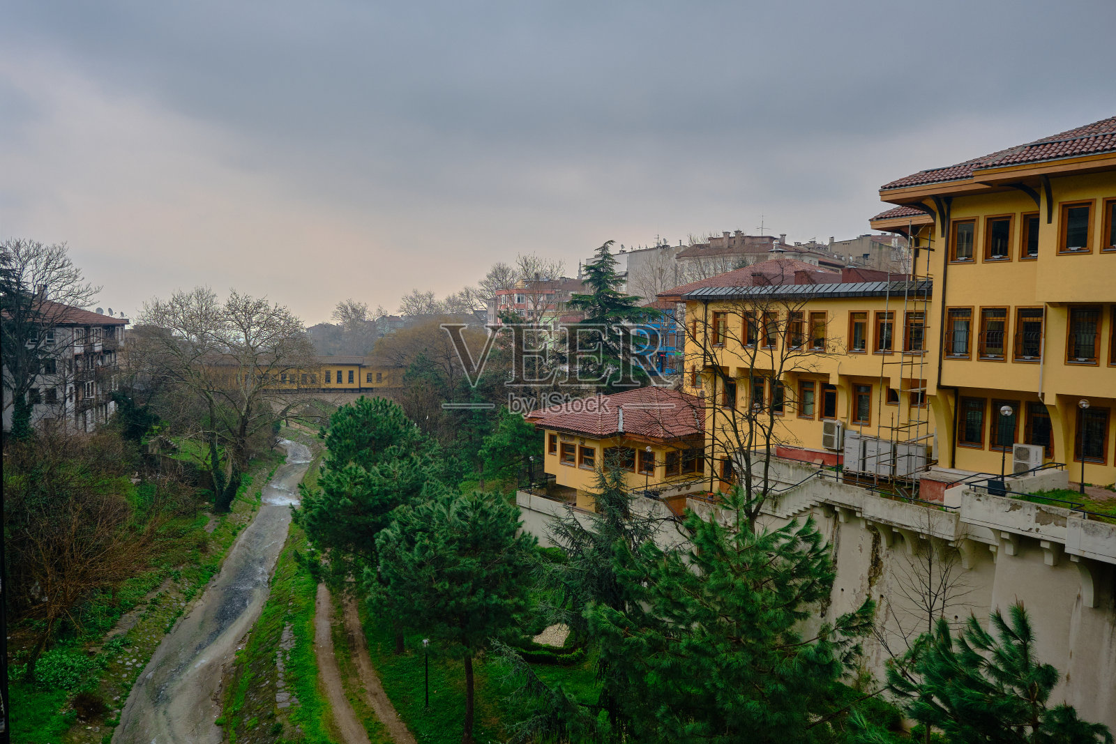 伊尔甘蒂桥和布尔萨市图书馆的黄色彩绘。照片摄影图片